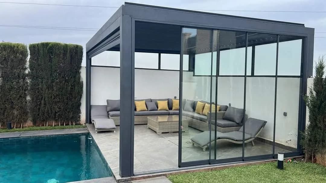 Pergola bioclimatique · Piscine