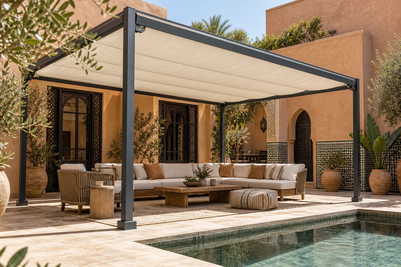 Pergola à bâche claire sur la terrasse d’un riad contemporain à Marrakech