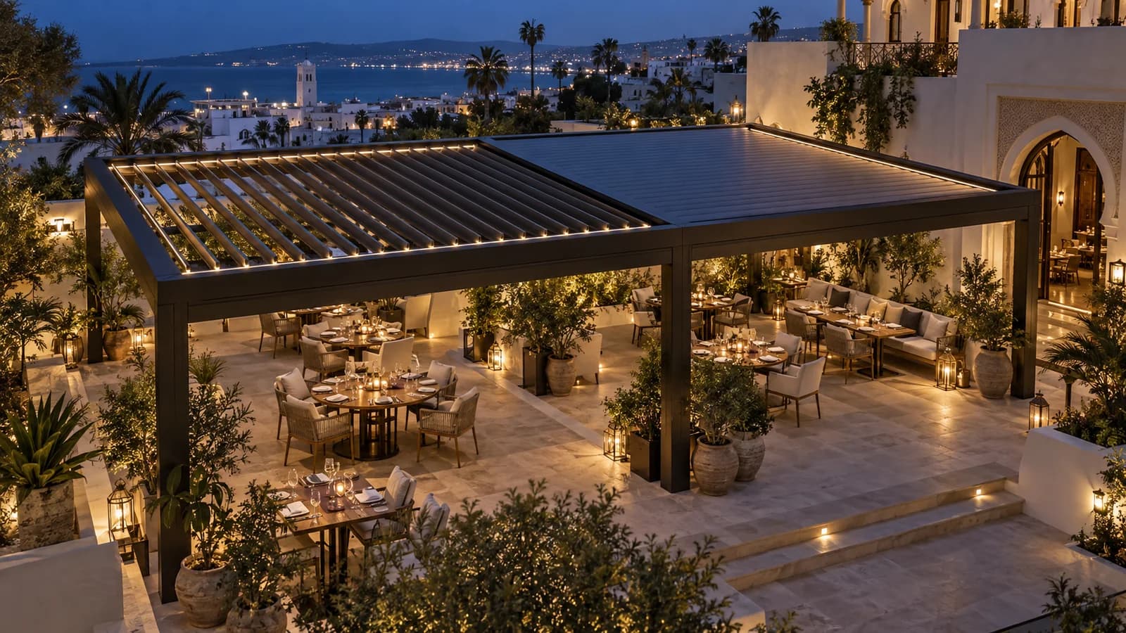 Pergola bioclimatique à deux zones couvrant une terrasse de restaurant à Tanger
