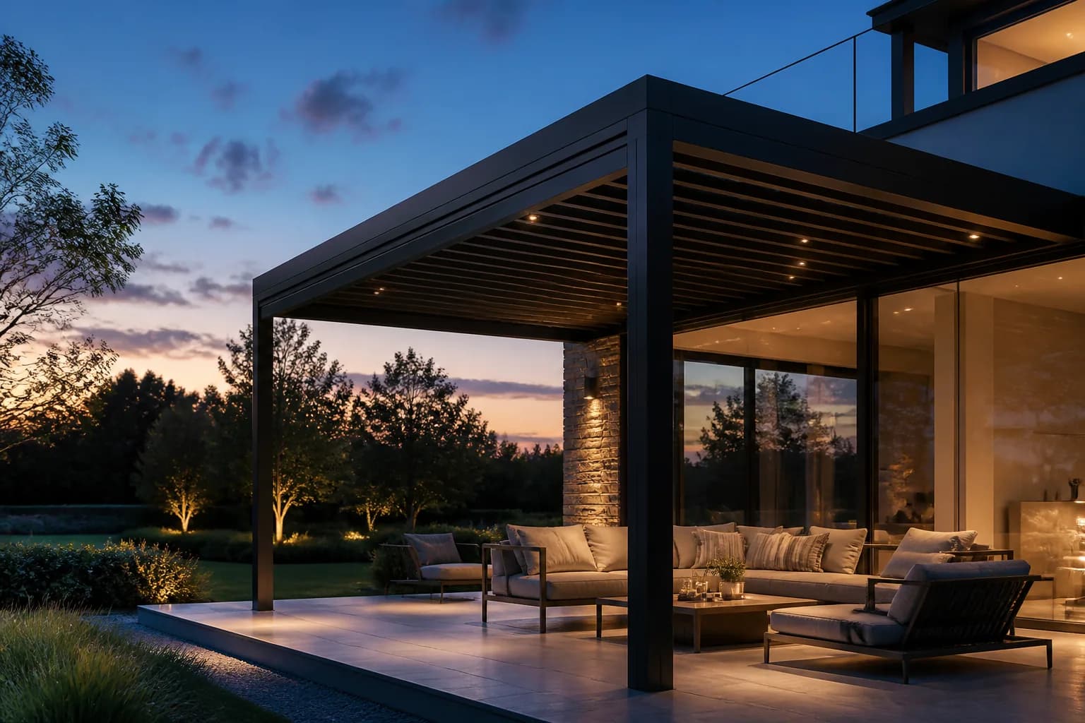 Pergola aluminium aux finitions haut de gamme au crépuscule