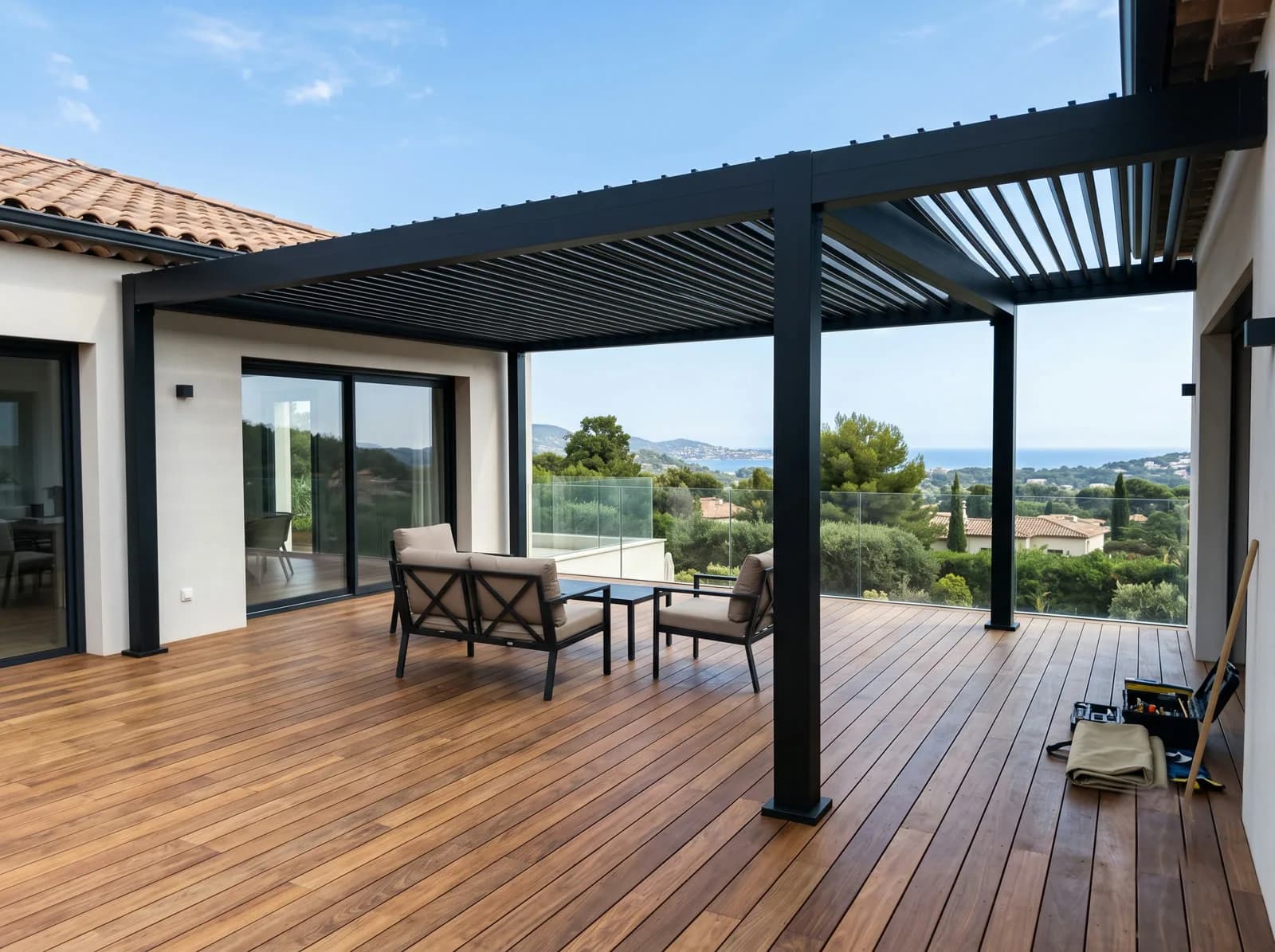 Terrasse livrée sous pergola, chantier propre et prêt à vivre